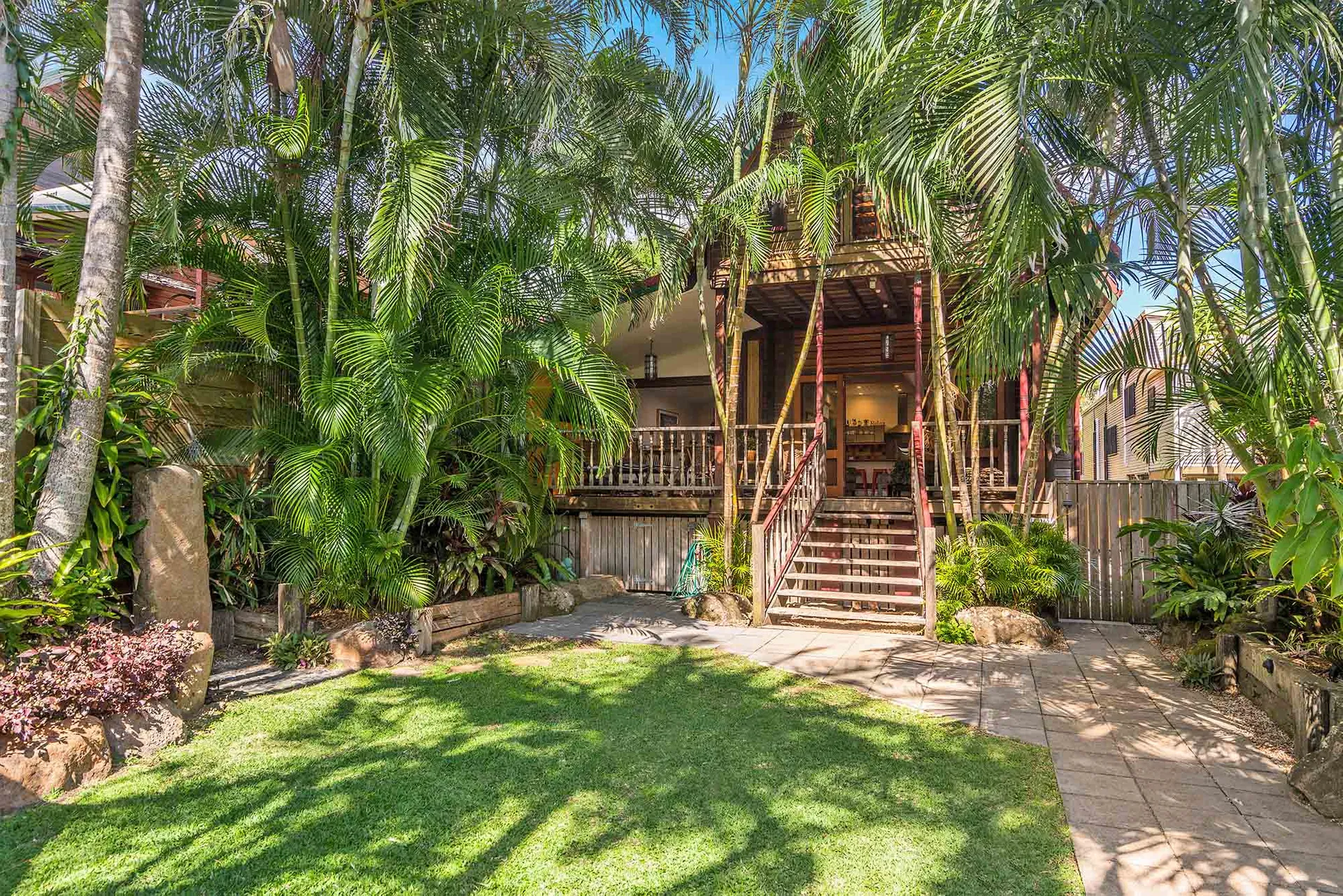 Longhouse – spacious 4 BR Belongil Beach retreat