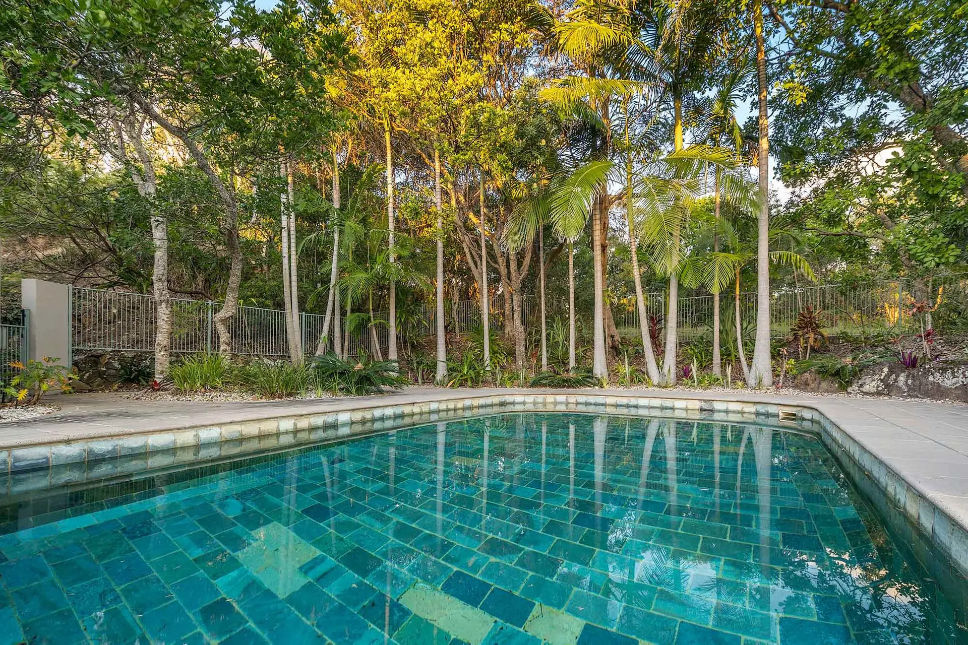 11 James Cook Apartments – w. pool & beach access