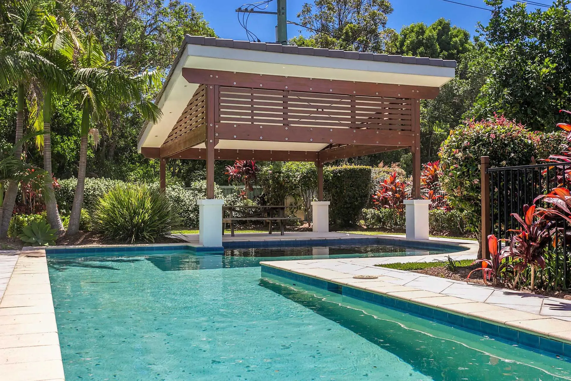 Drift – 3 BR home near town & beach with pool