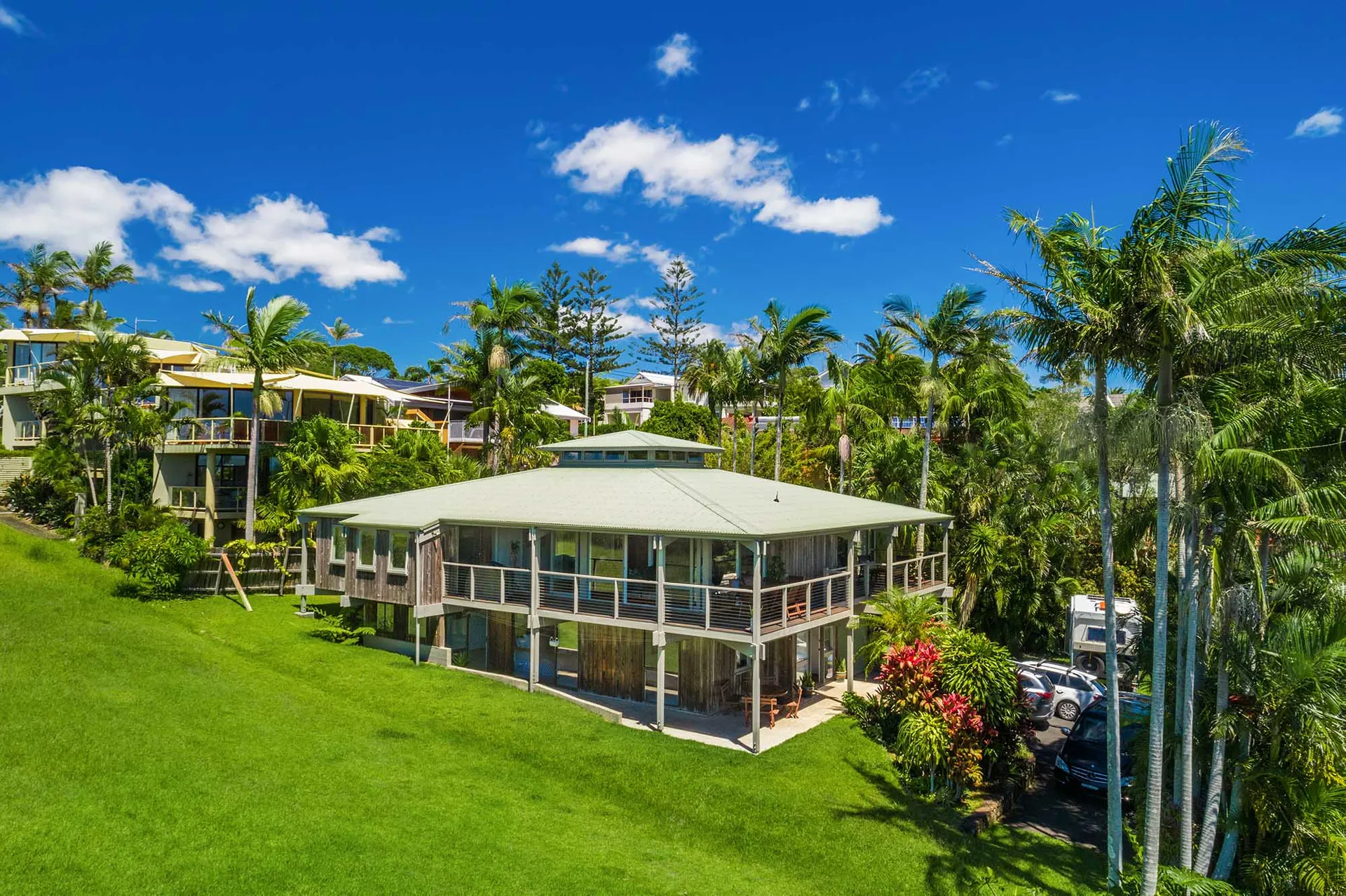 Cape Breeze – 5 BR home with headland views