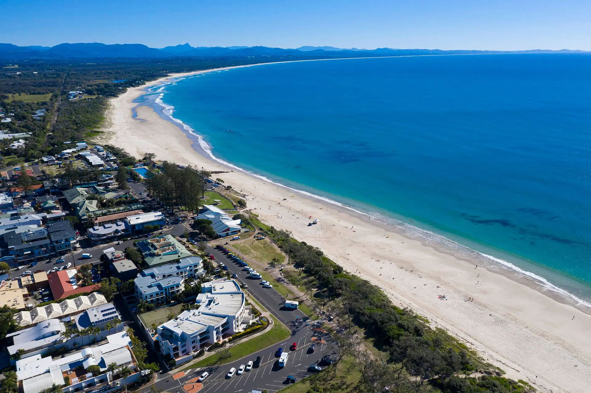 Bay Royal Apartment 2 – Opposite Main Beach & Heated Pool!