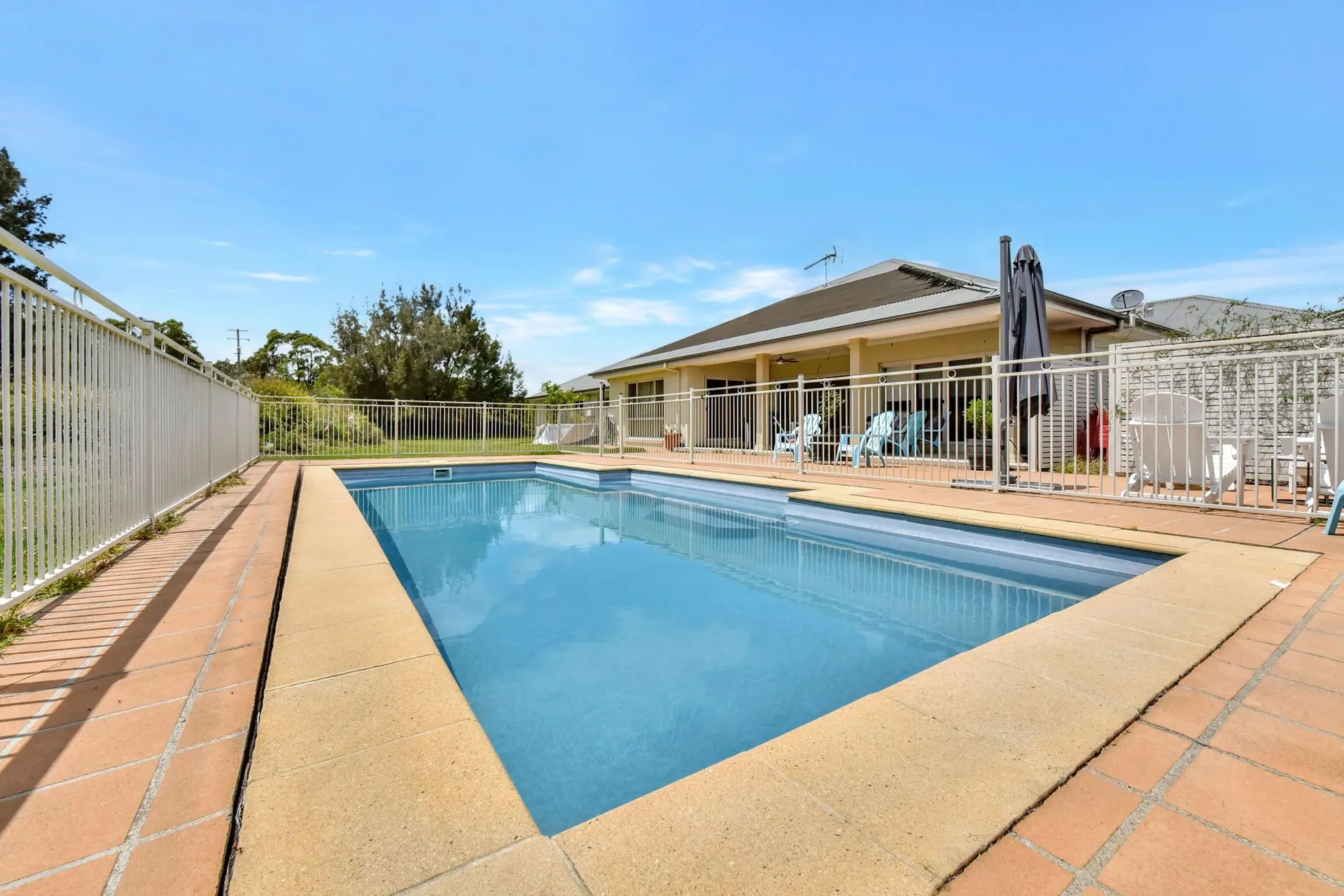 Silver Springs 6br Luxury Homestead with Wifi, Pool. Fireplace, Views, Olives and Space