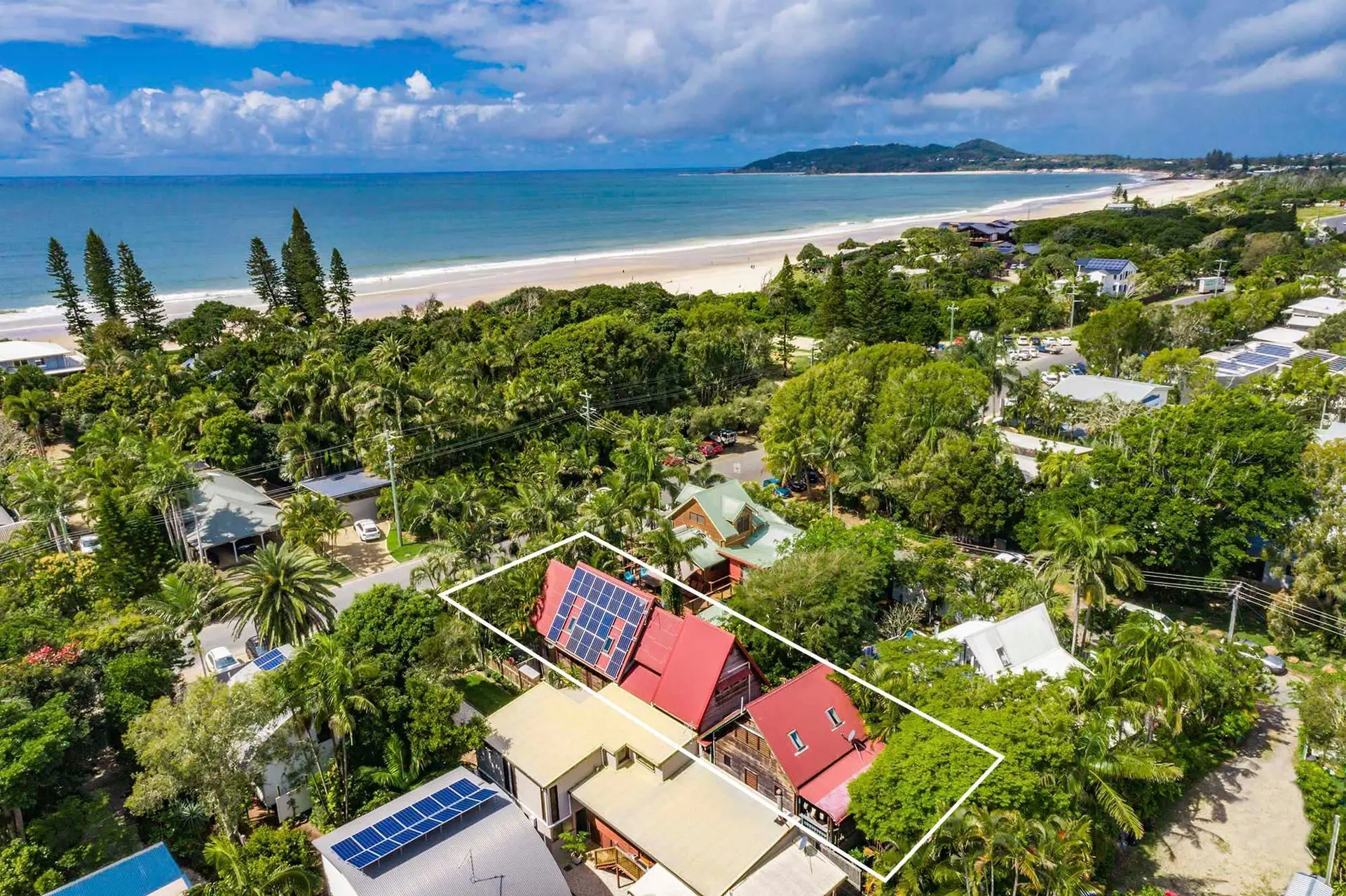 Longhouse – spacious 4 BR Belongil Beach retreat