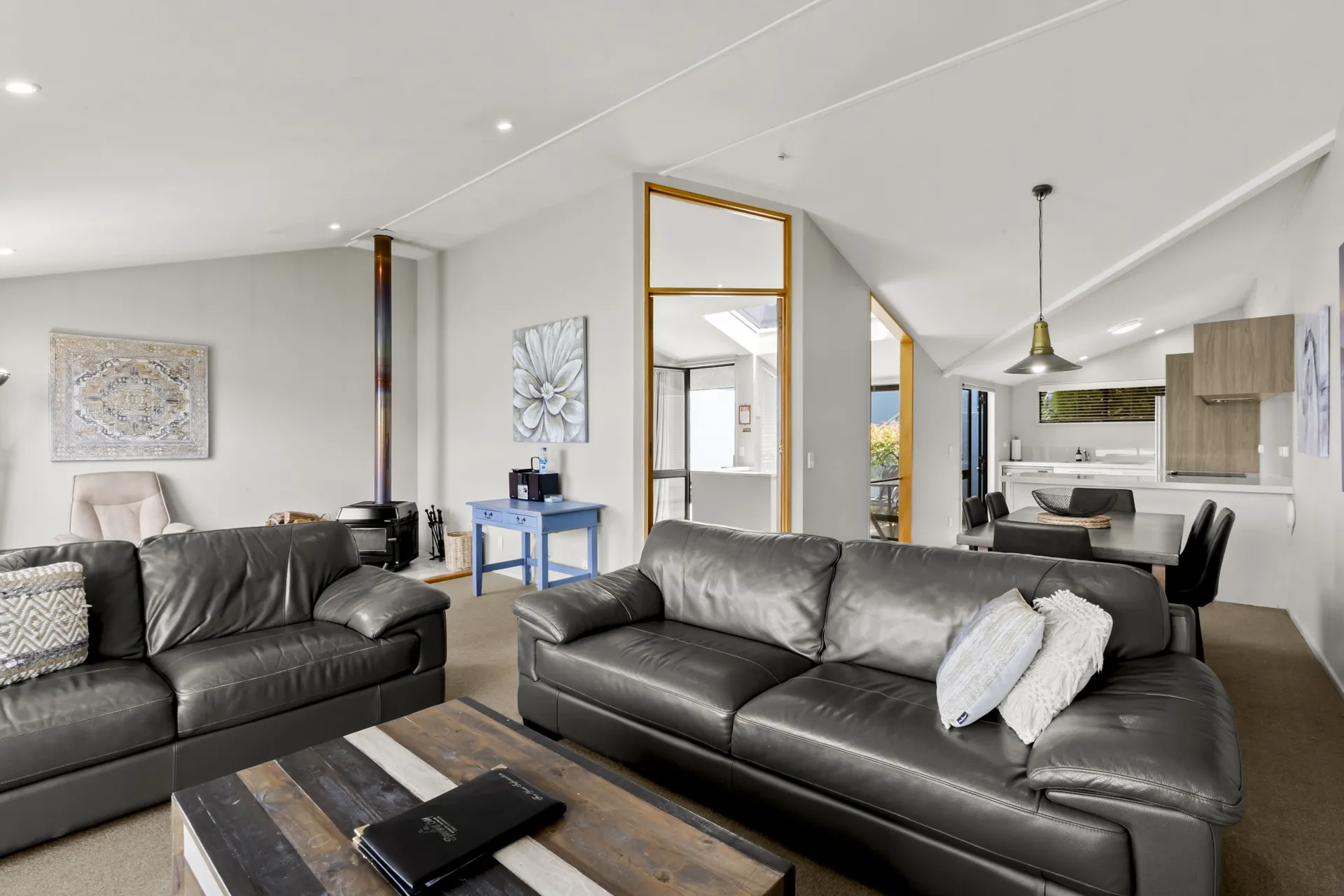 1 Bedroom Lakeview Apartment