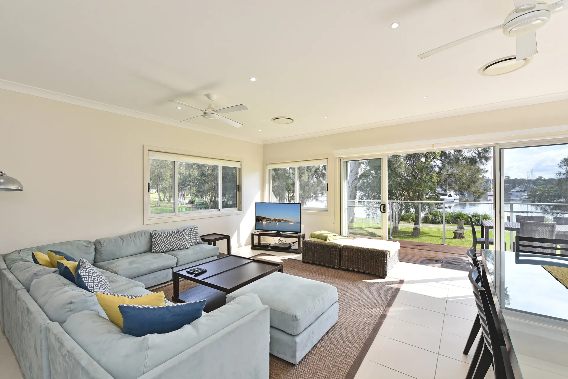 Wangi Lakehouse – renovated Lake Macquarie lakefront Location