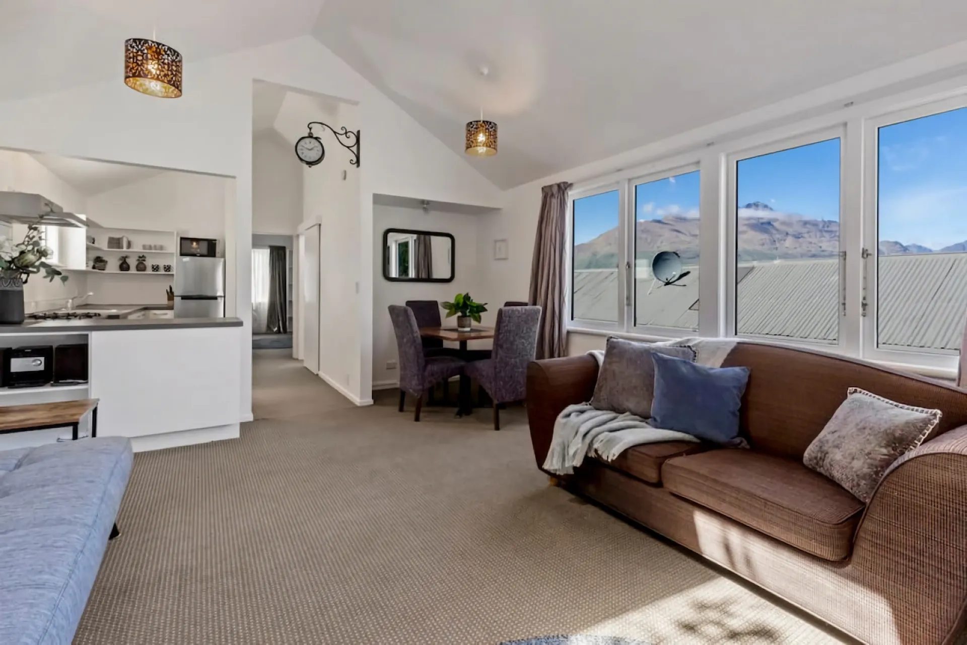 Historic Stone Cottage – Alley Apartment with Spa