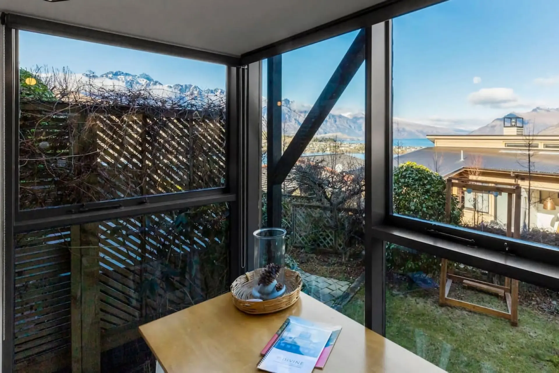 Panoramic Cosy Queenstown Base with shared spa and views
