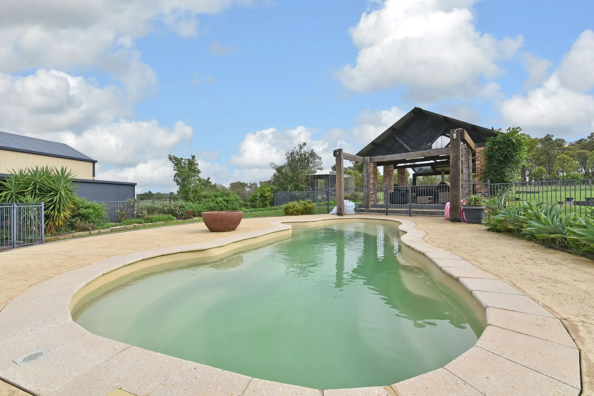 Kelman Cottage – tucked away with pool + views + native wildlife