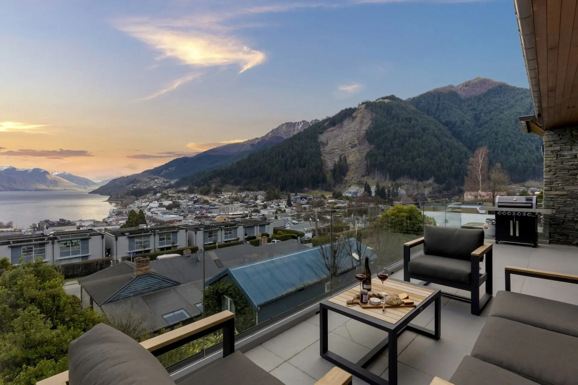 Catalina Apt 1 amazing views and walk to town