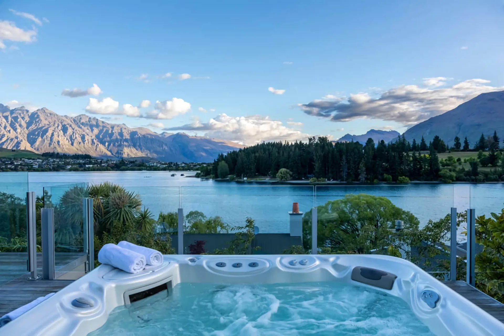 Walk to town 5 bedroom house spa pool table