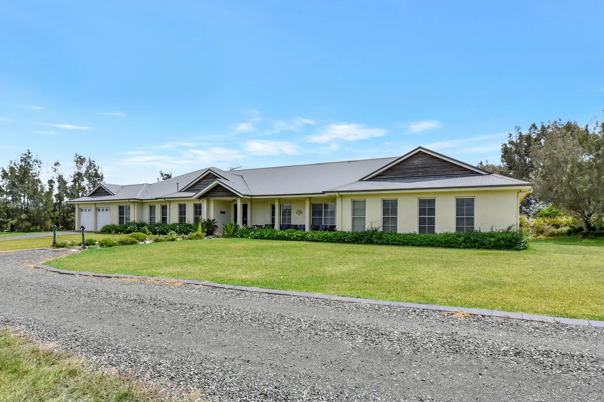 Silver Springs Estate 4br house + 6br house with Wifi, Pool. Fireplace, Views, Olives and Space