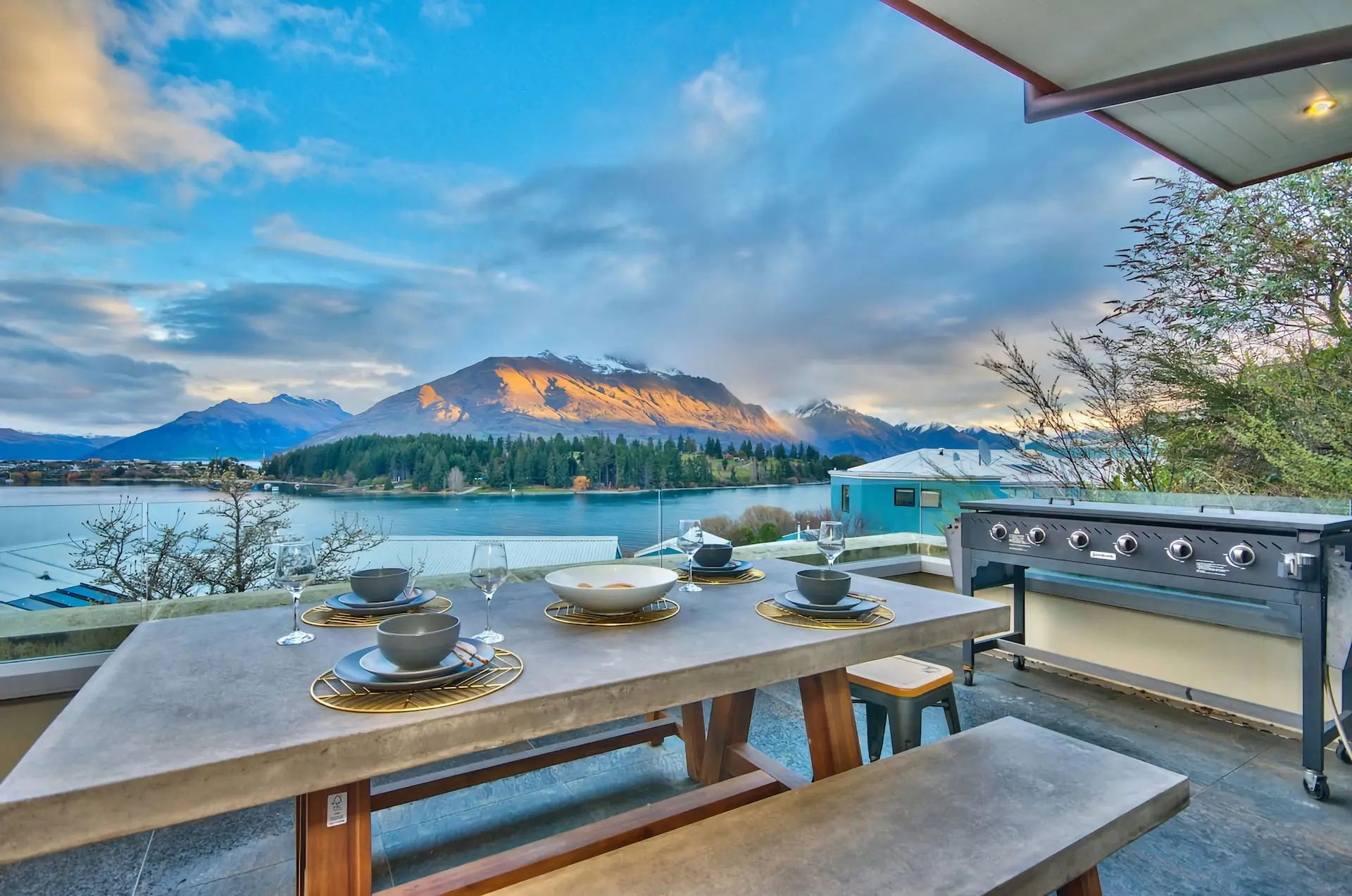 Q by the Lake Stunning Views and walk to town