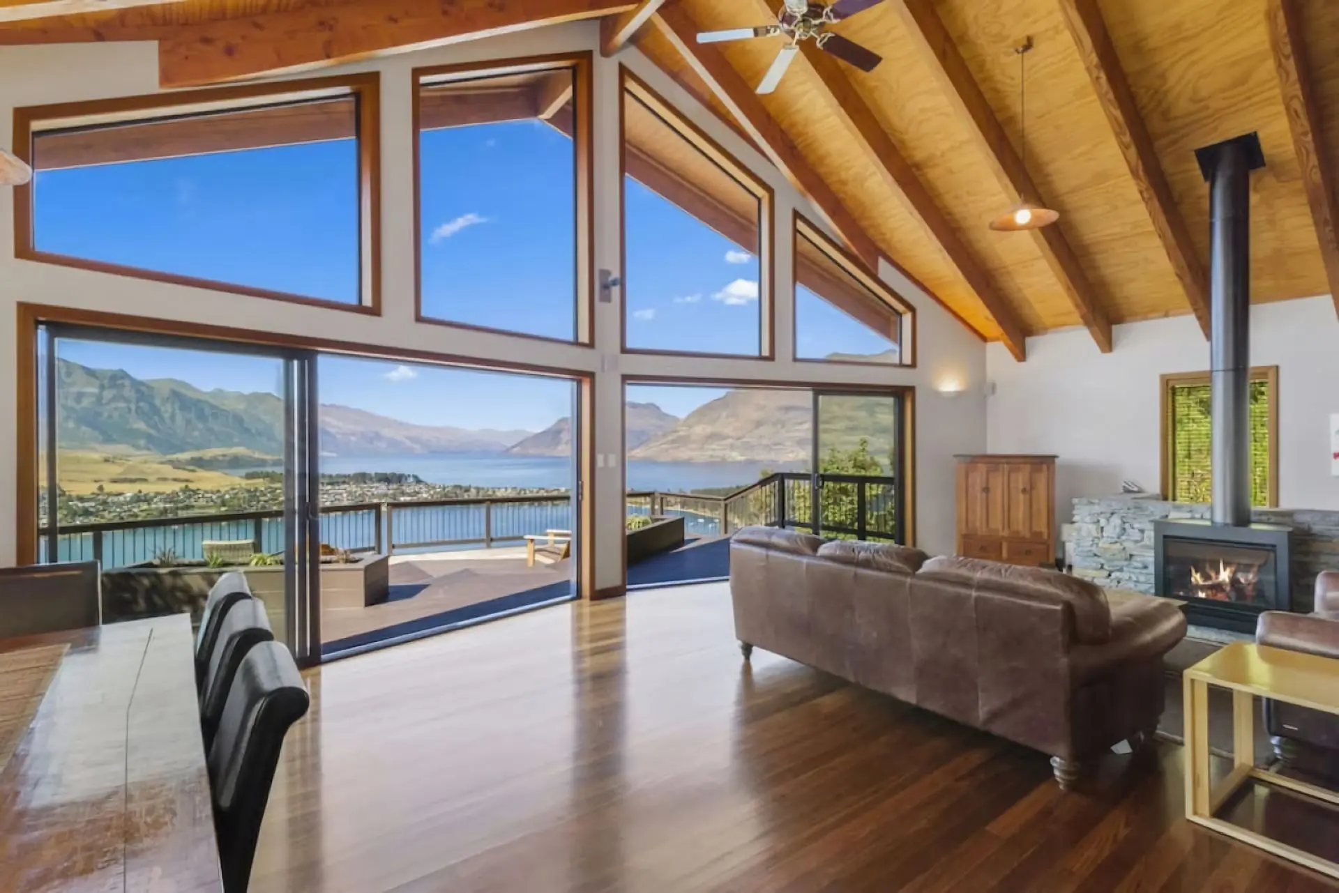 Hensman Heights- family home with outdoor spa pool