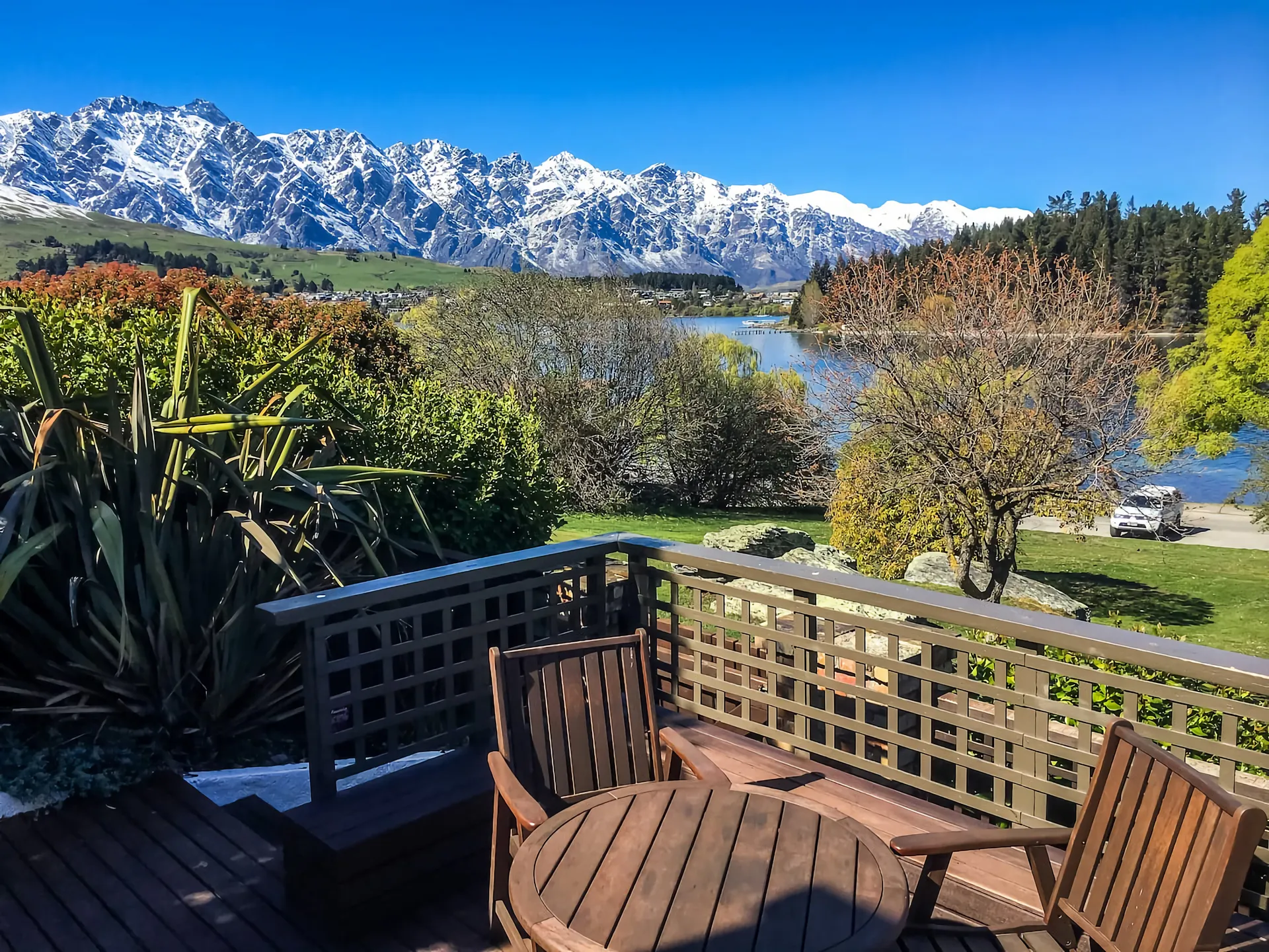 Lakefront Terrace Walk to Town