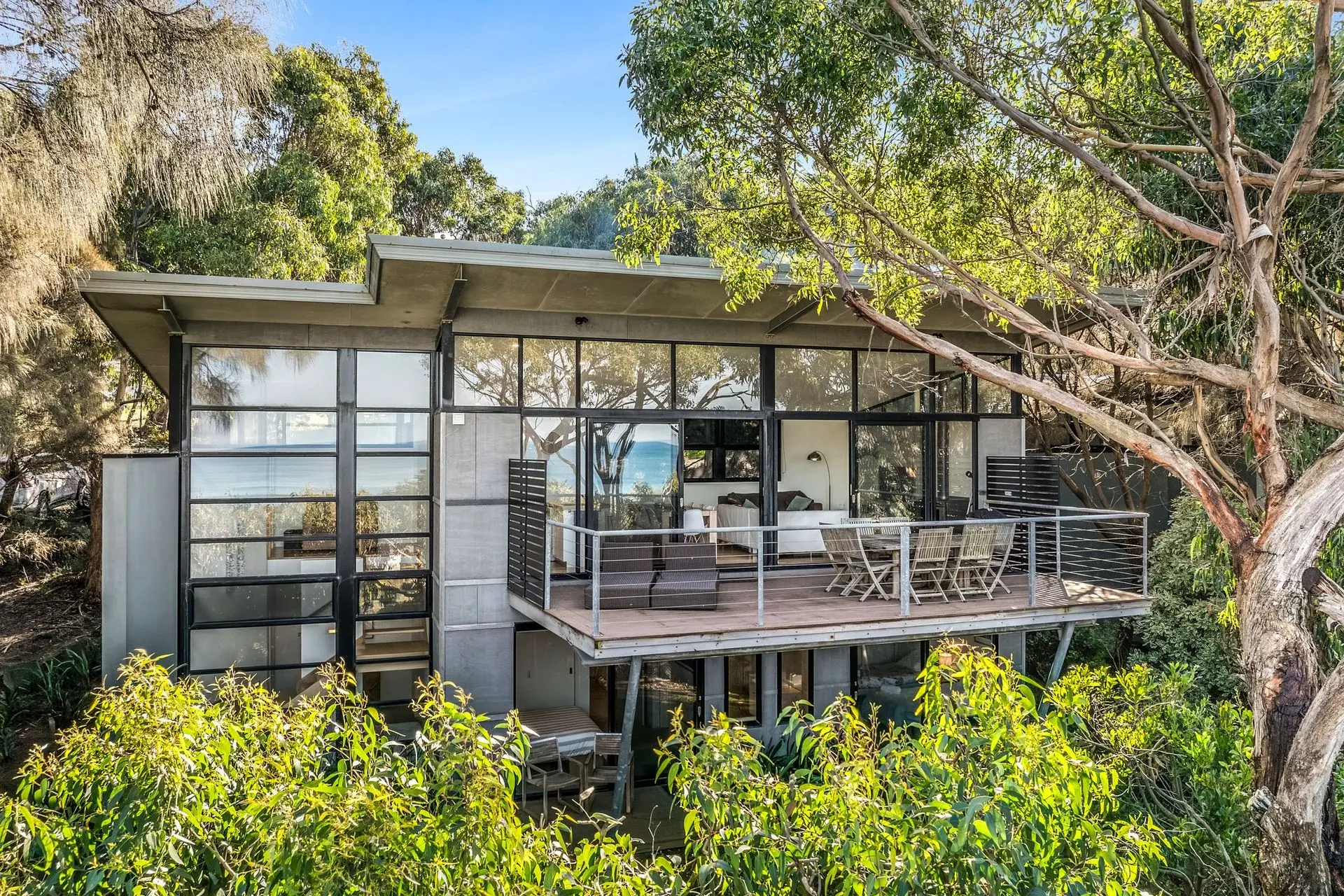 Skenes Beach House – Stunning Ocean Views Amongst A Natural Bush Setting