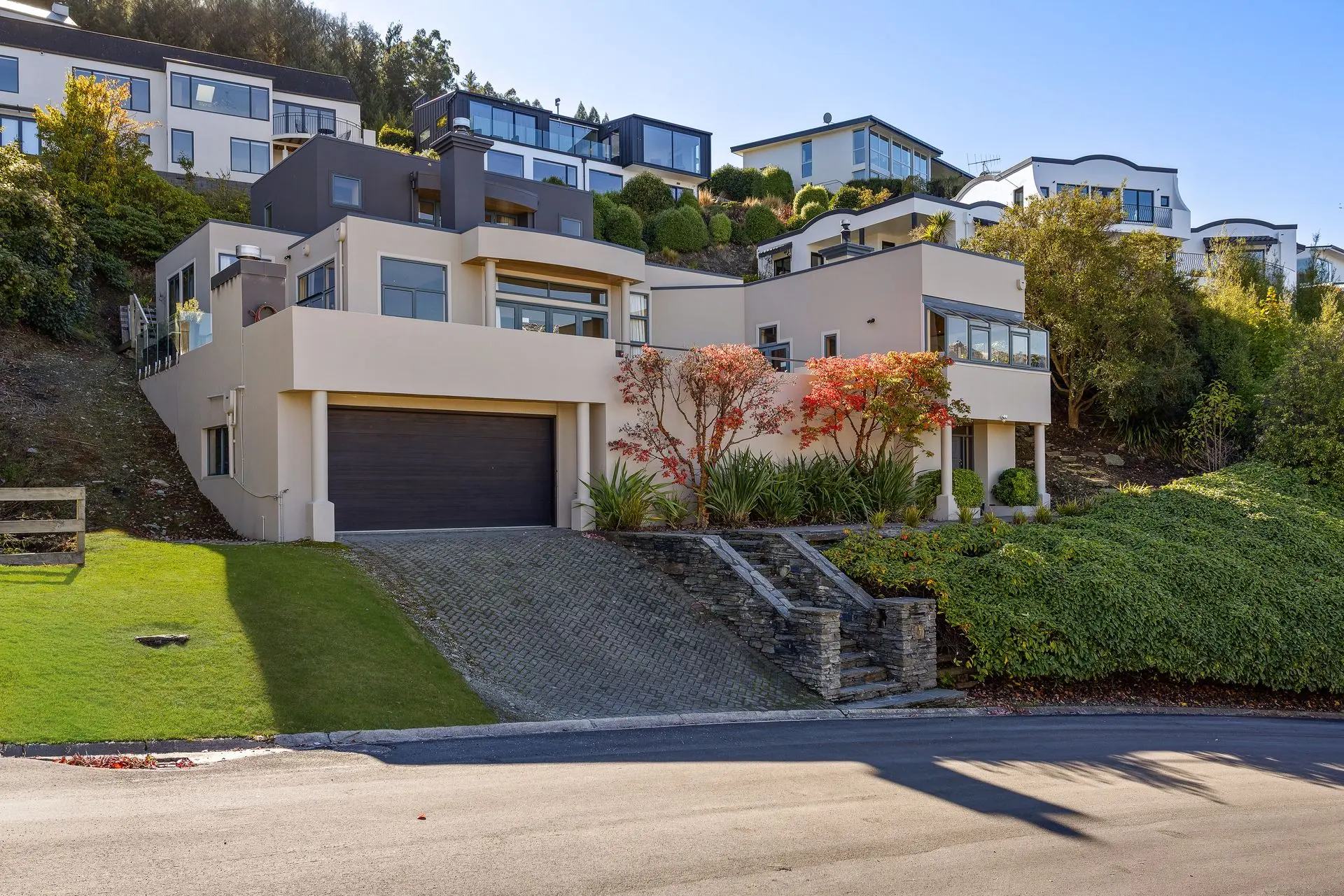 Picturesque on Peregrine – close to town with views