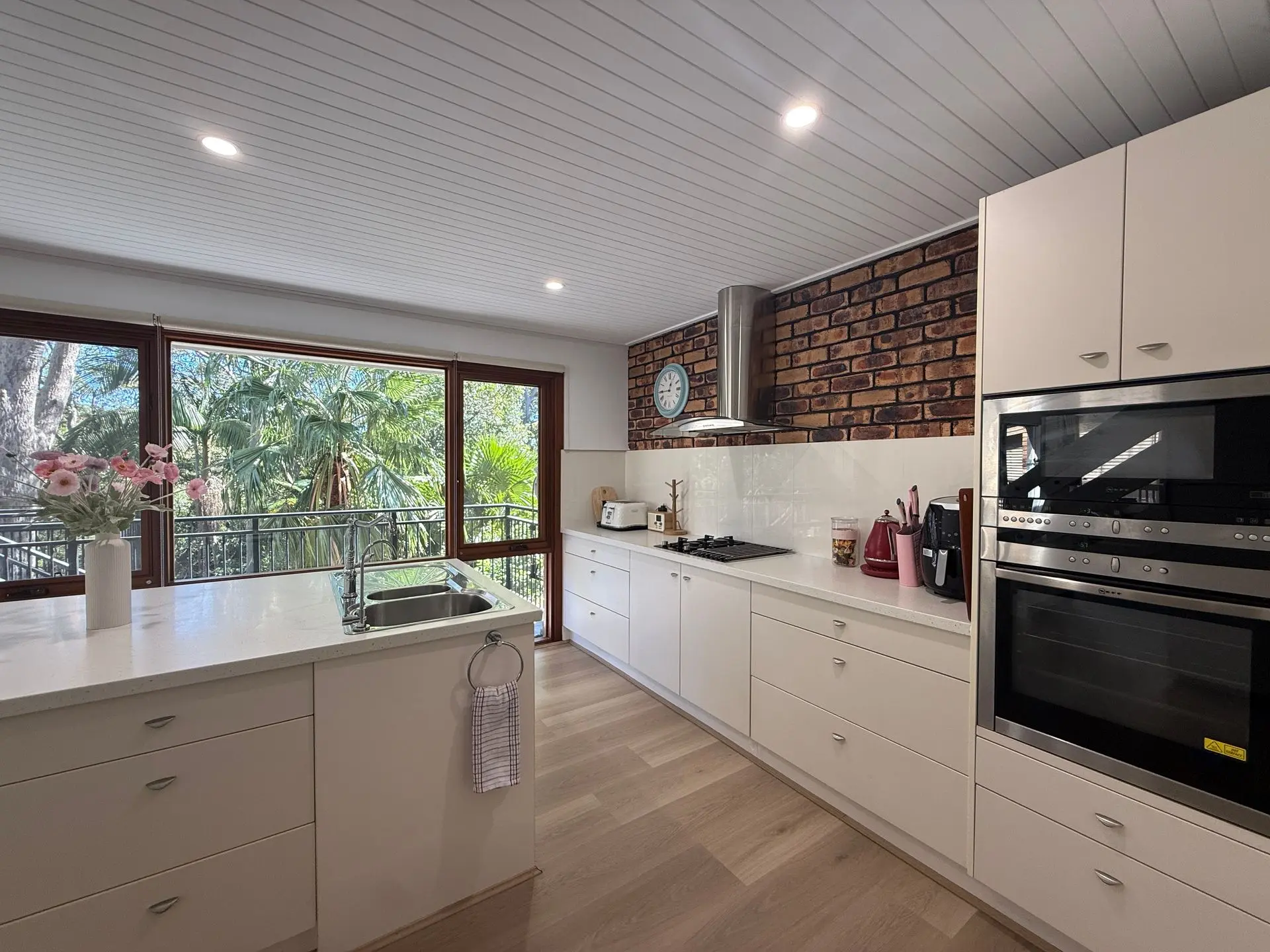 Treehouse Waterview at Caves Beach!