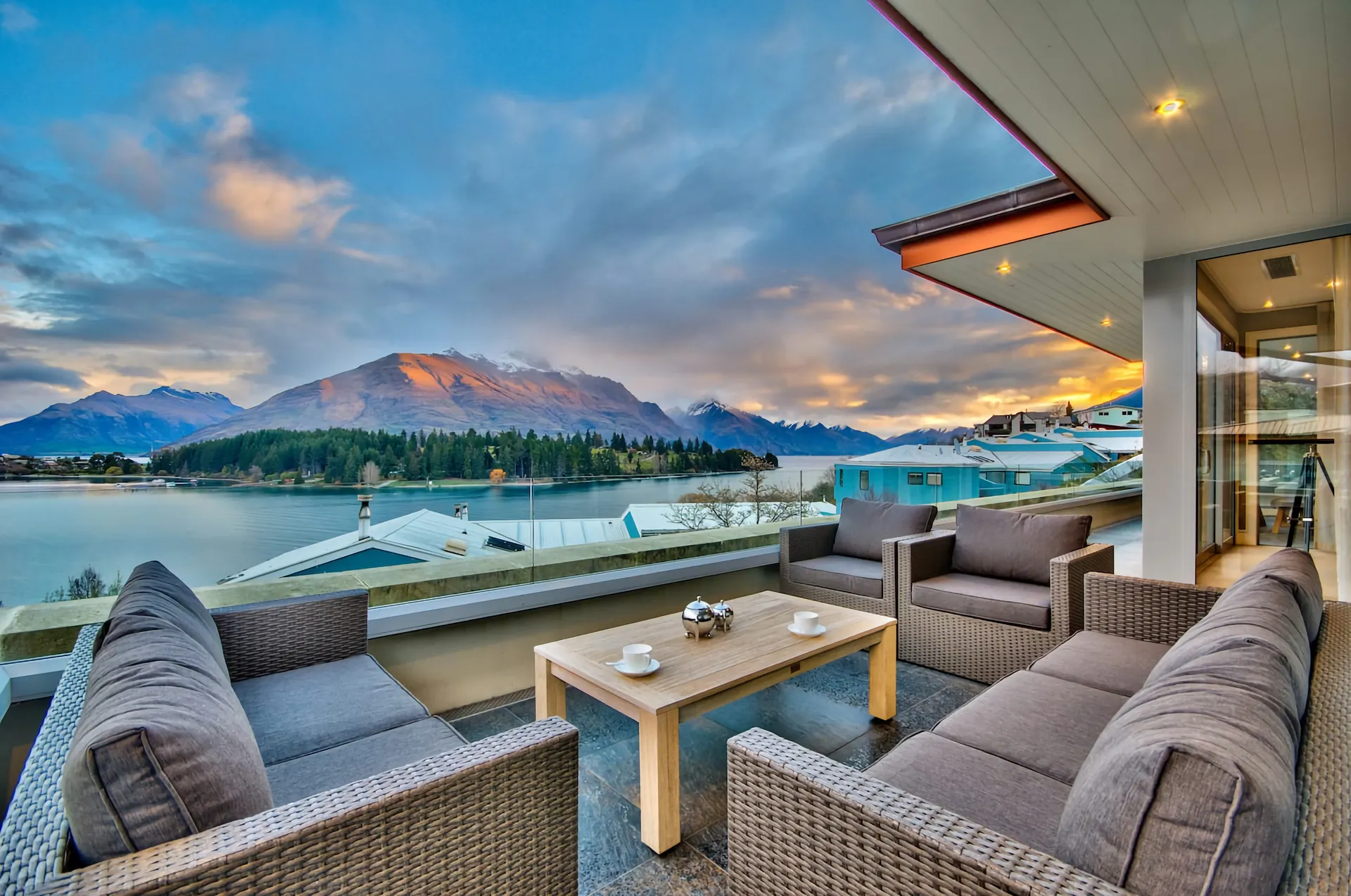 Q by the Lake Stunning Views and walk to town