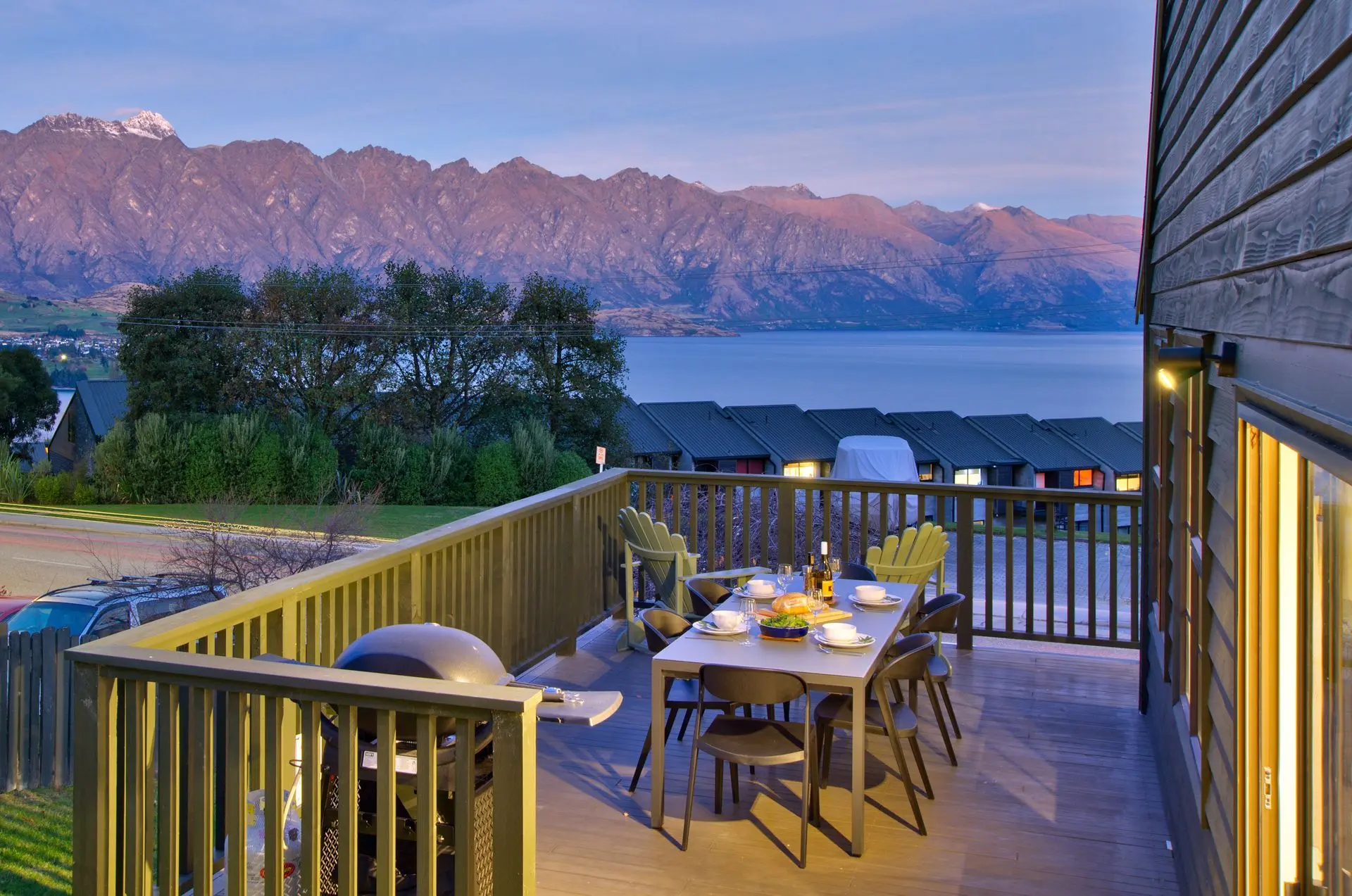 Red Peaks – Winter Escape with Lake and Mountain Views