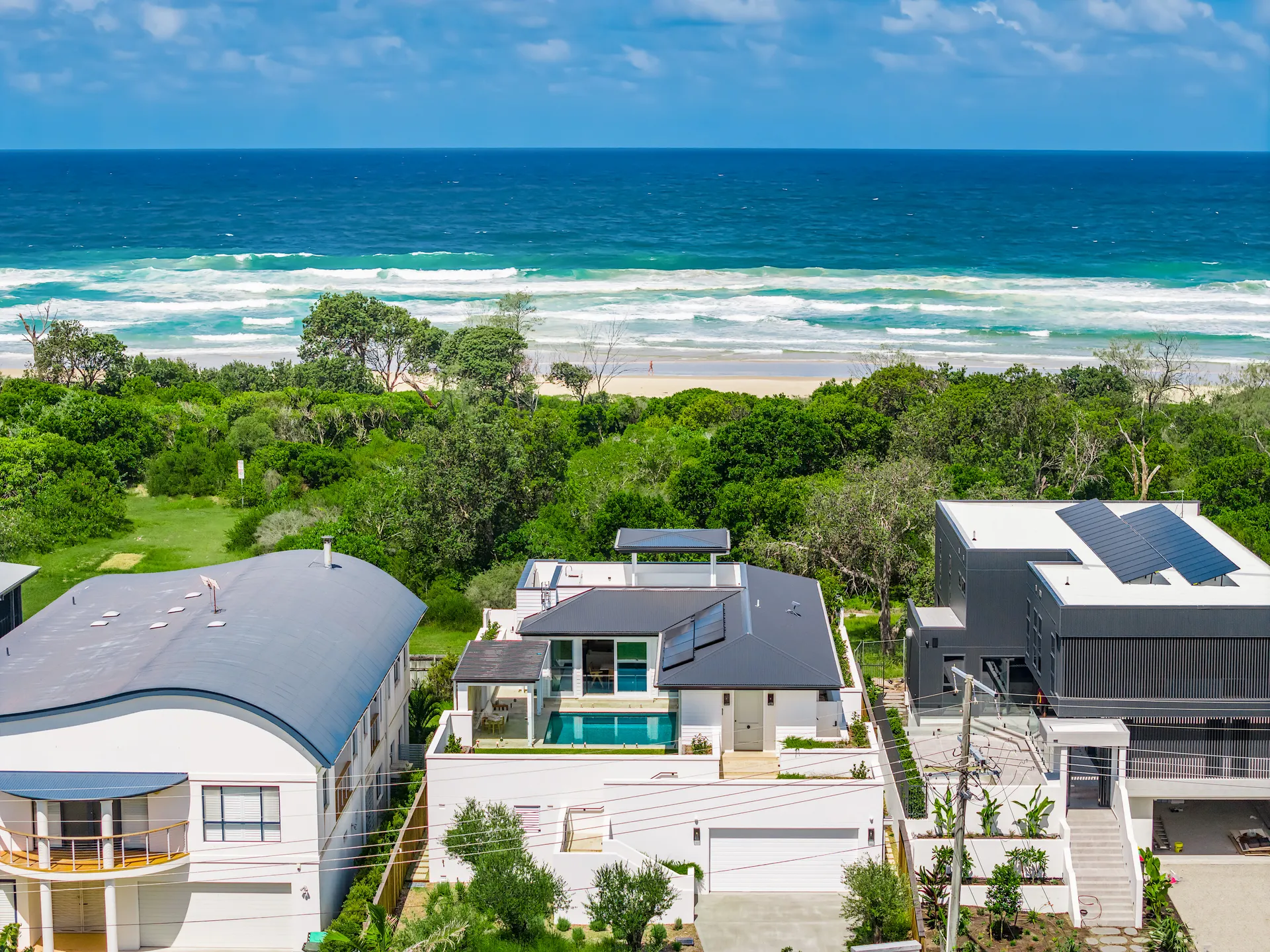 Aquarium House – with direct beach access & pool