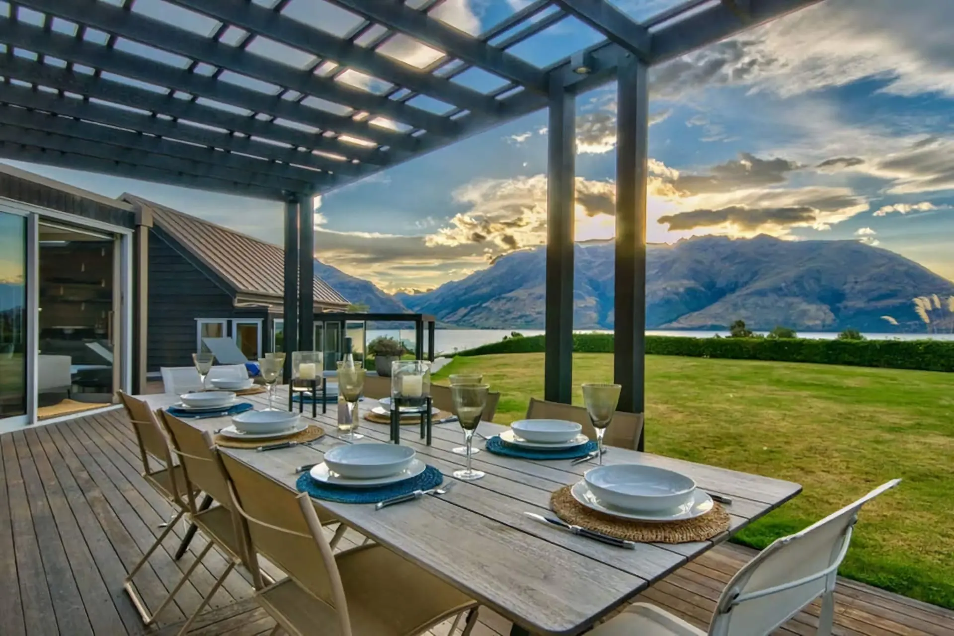 The Long House Lake Views and spa pool