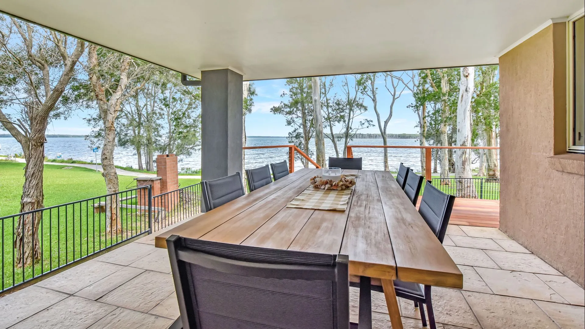 ChrisTony 5 Bdrm Waterfrnt Cottage