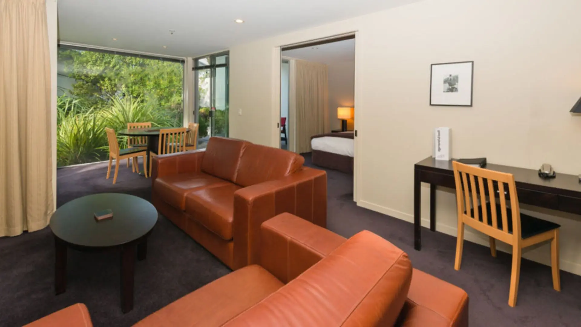 The Central Nook – Walk to town – Mountain views