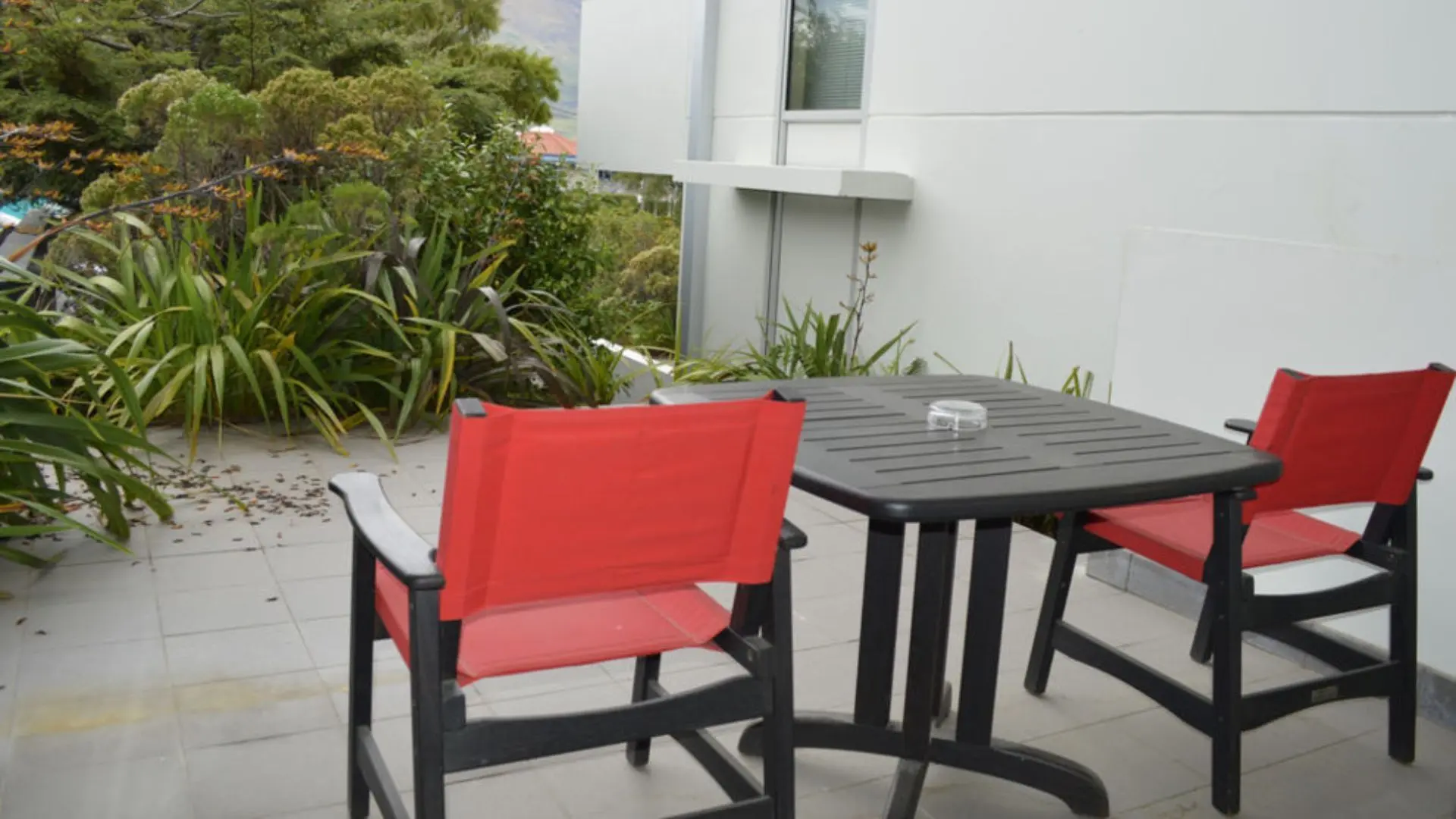 The Central Nook – Walk to town – Mountain views