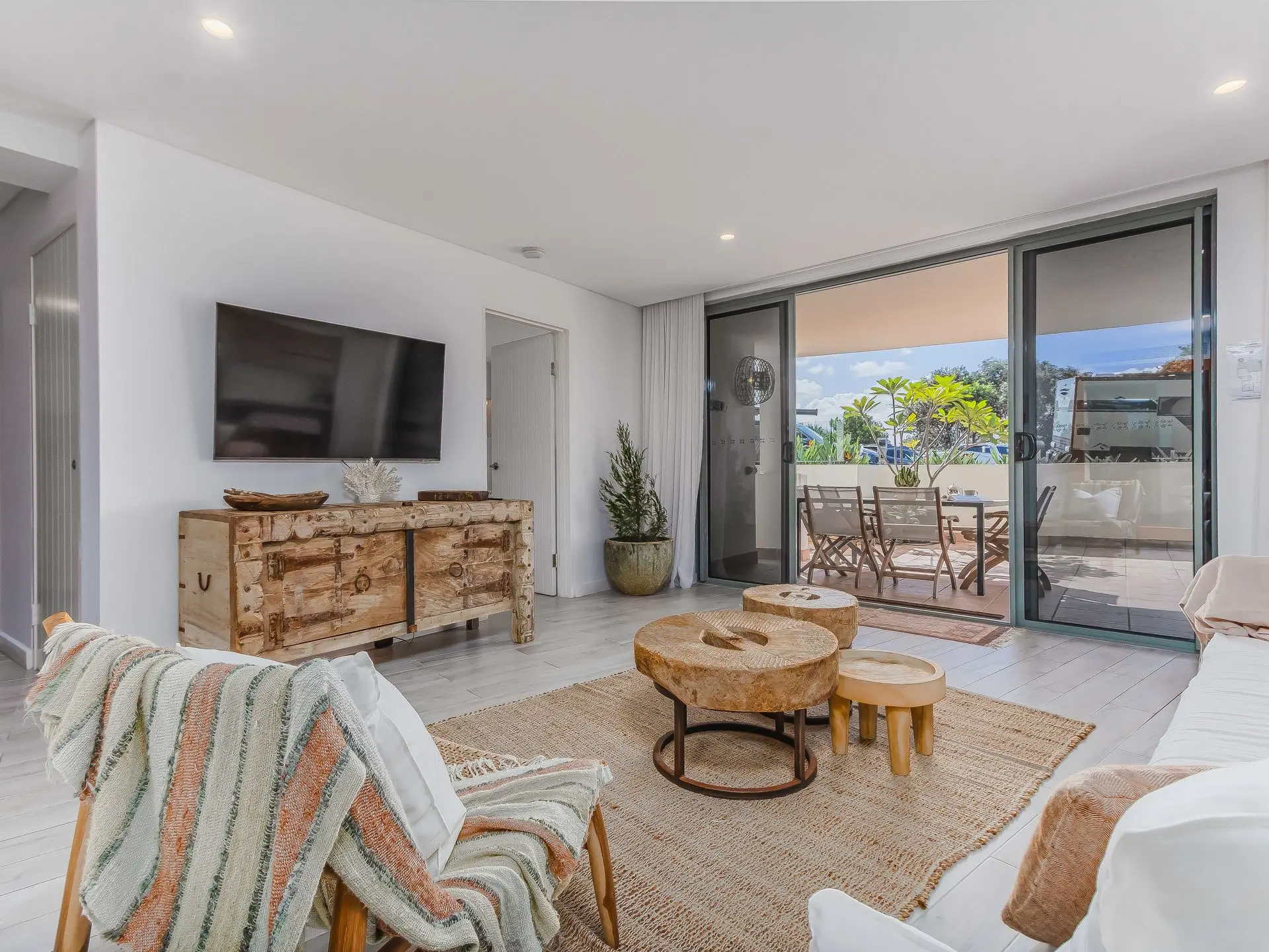 Bay Royal Apartment 2 – Opposite Main Beach & Heated Pool!
