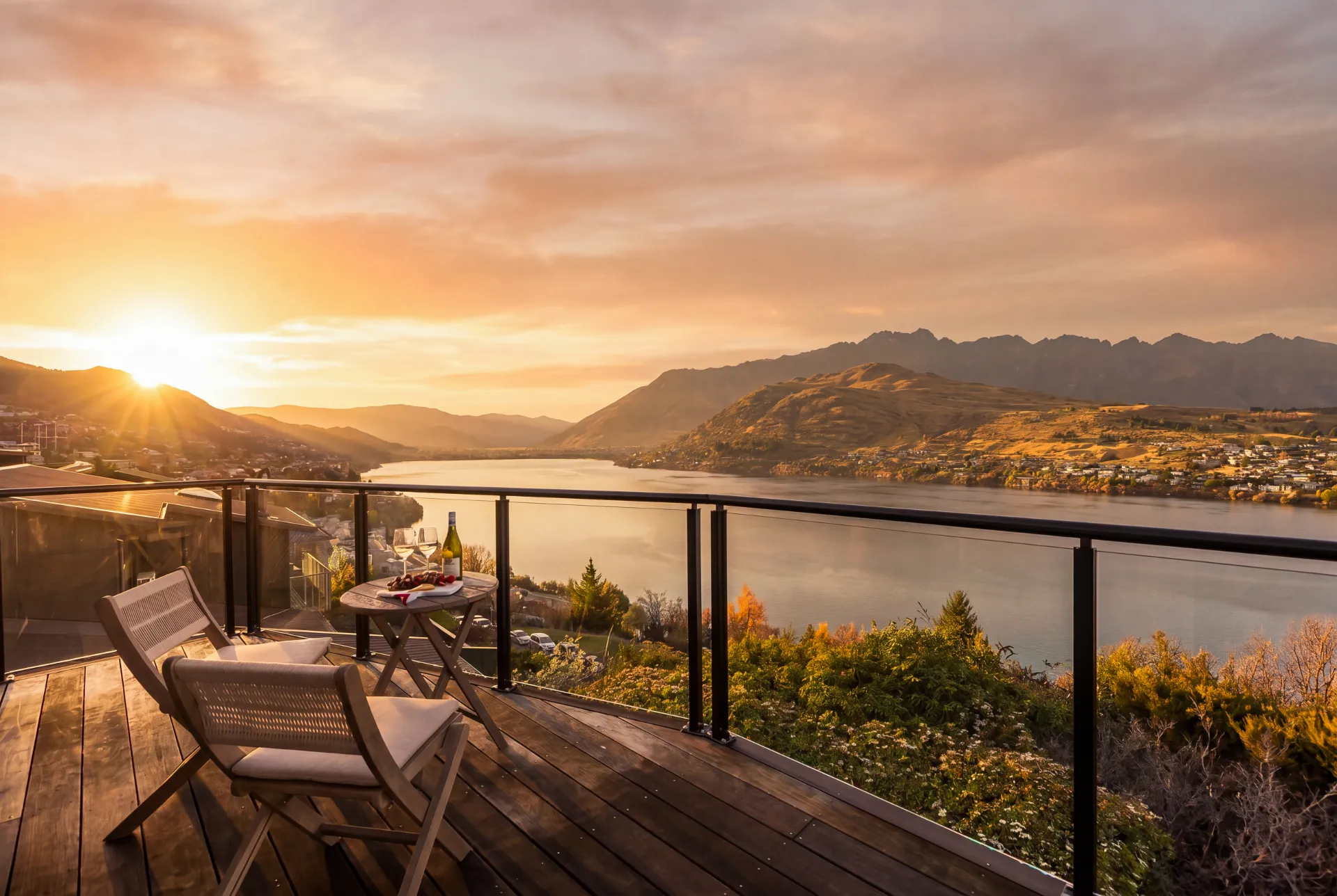 Sunrise Retreat – lake and mountain views