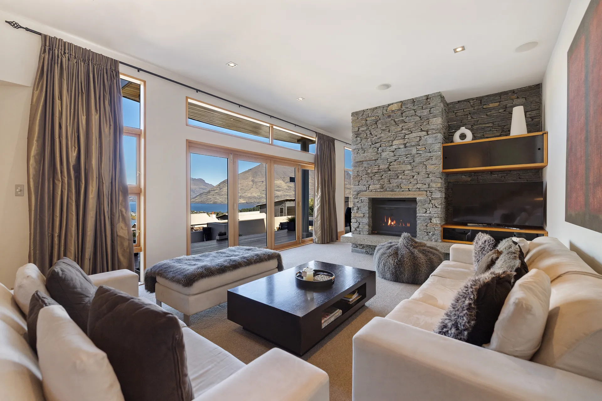 Picturesque on Peregrine – close to town with views