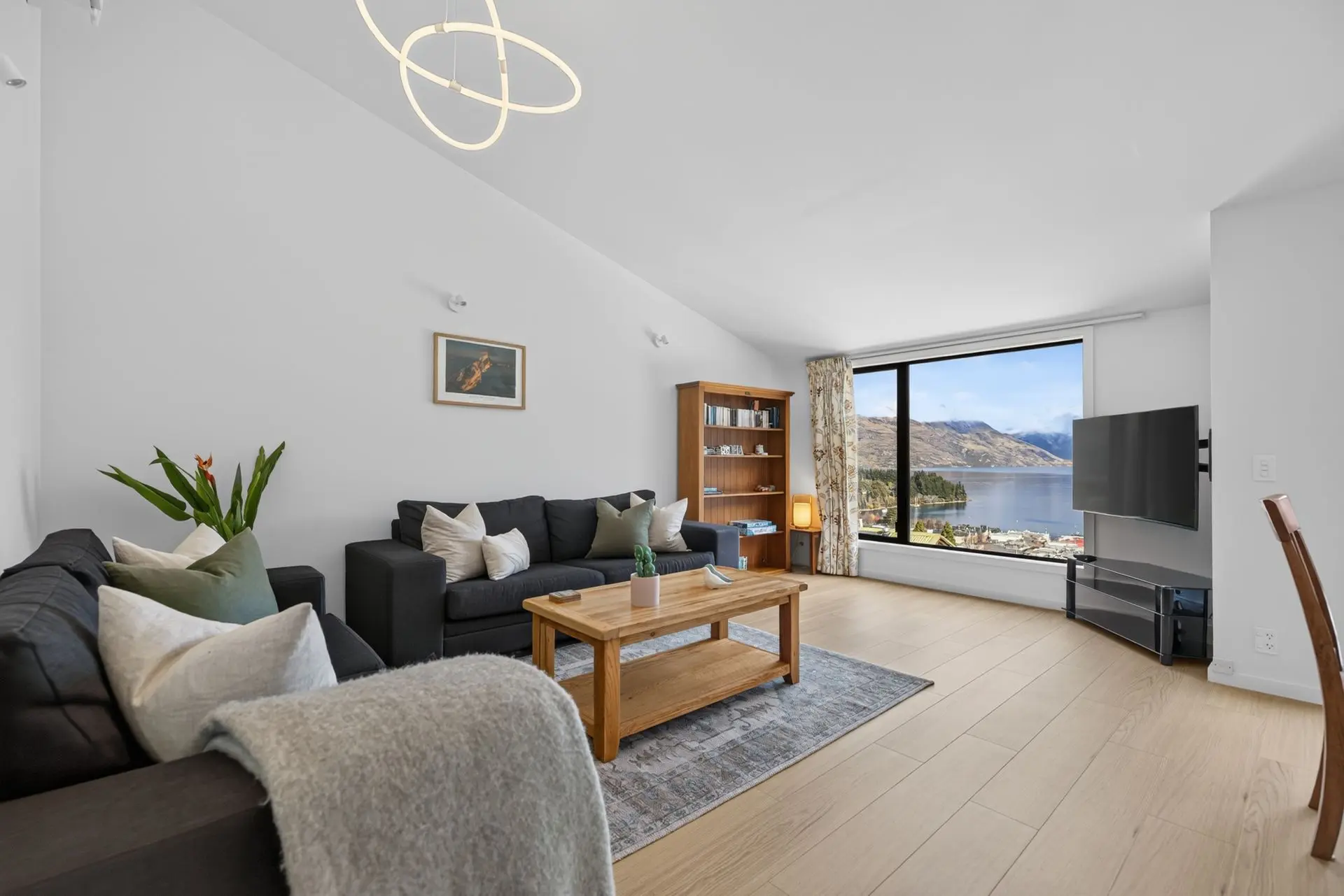Magic on Malaghan with Lake Views